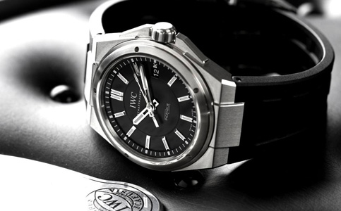 萬國官網(wǎng)客服電話(萬國表帶掉色的原因分析)